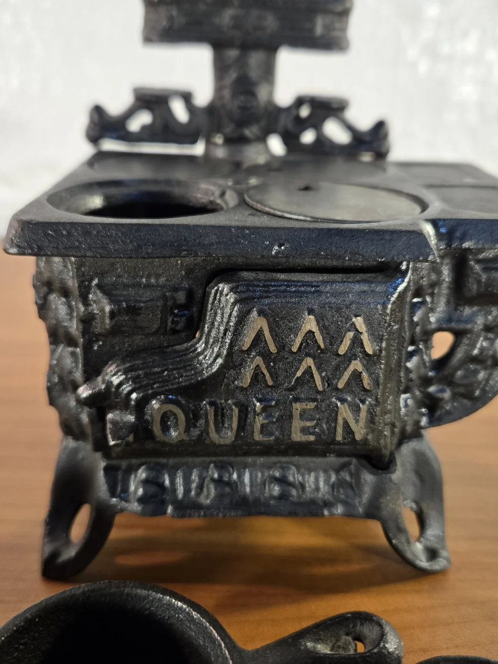Vintage QUEEN Cast Iron Stove Mini Salesman Sample Toy w/ Pot Pan Bucket Tools